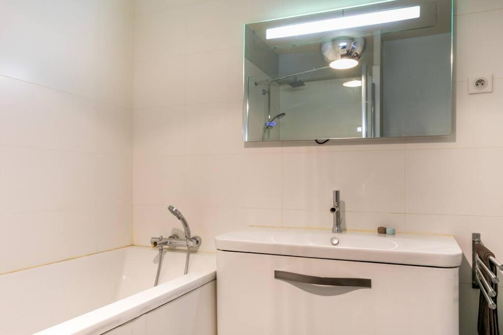 Amazing Premium Flat, Fantastic Location, 1290 Sqf Appartamento *